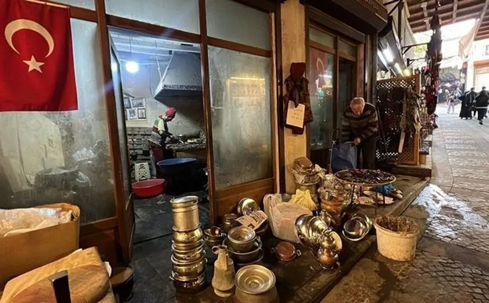 Kahramanmaraş'ta 45 yıllık kalaycı bu sıcaklıkta eskiyen bakırları yeniliyor
