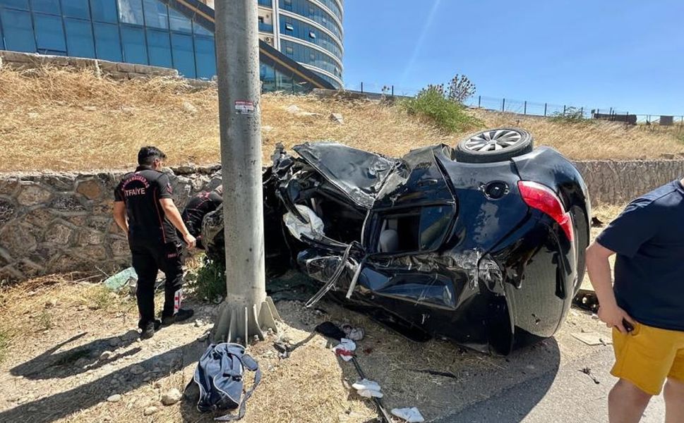 Kahramanmaraş'ta direğe çarpan otomobil hurdaya döndü!
