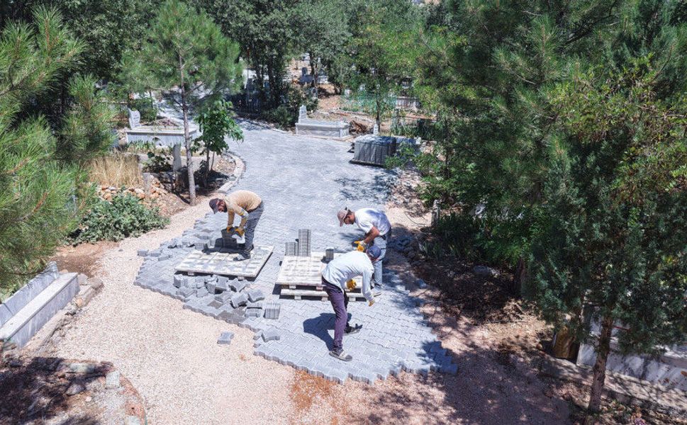 Büyükşehir'den Nurhak'a Vefa: Mezarlık Yolları Kilit Parkeyle Kaplanıyor