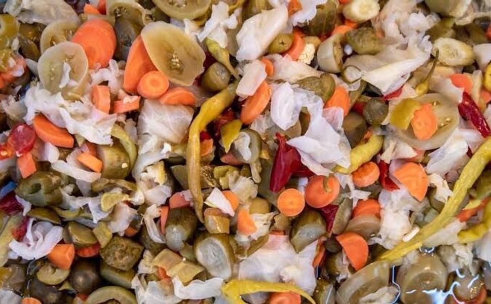Maraşlıların Kışlık Turşu Mesaisi Başladı: Pazarda Etiketler Cep Yakıyor!