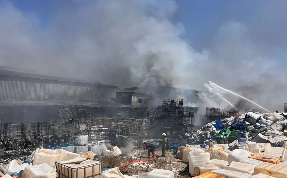 Kahramanmaraş'ta Fabrika Yangını İtfaiye Ekiplerince Söndürüldü
