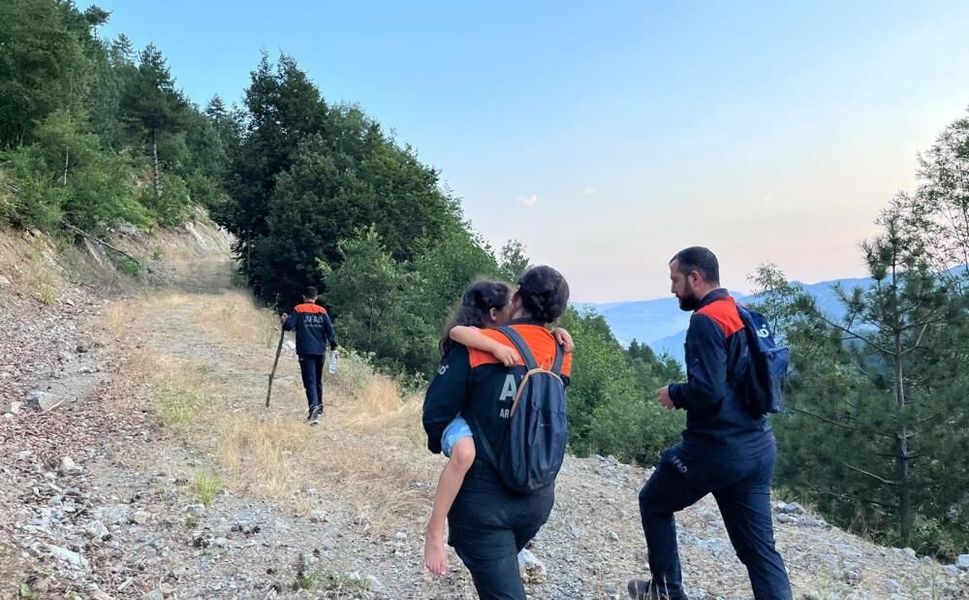 Kahramanmaraş’ta araçta mahsur kalan baba ve kızı kurtarıldı