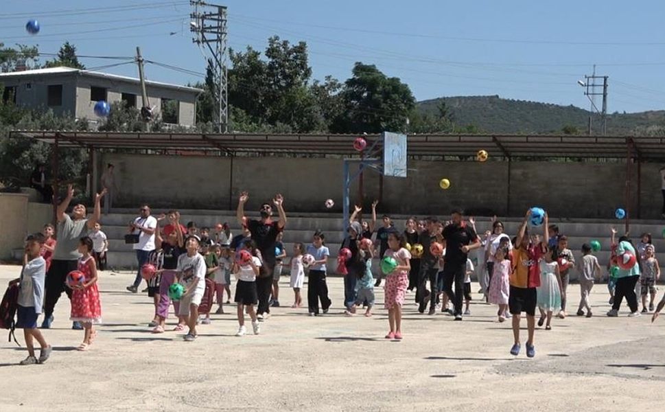 Kahramanmaraşlı gönüllüler çocukların yüzünü güldürdü: Kilometrelerce yol gittiler