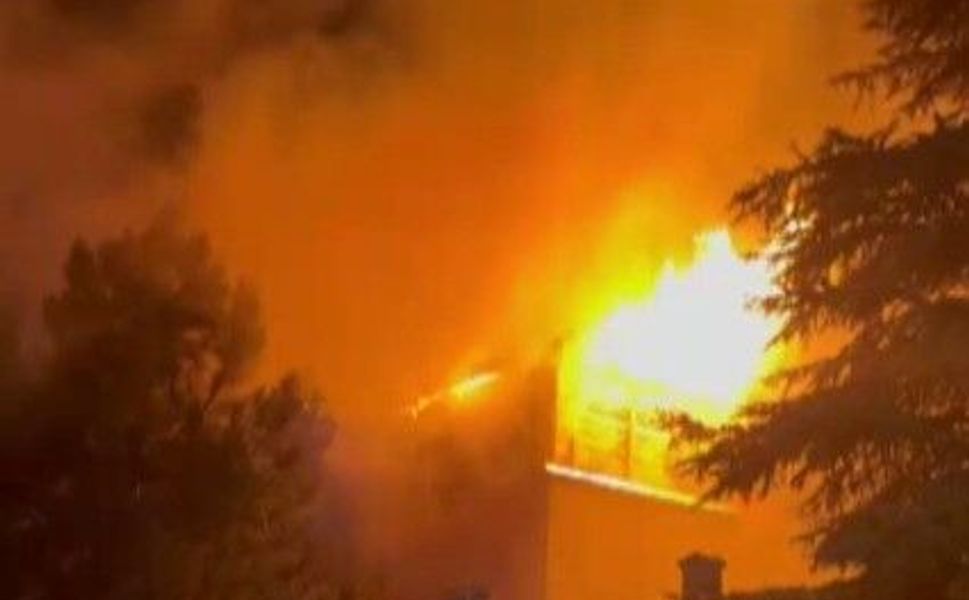 Kahramanmaraş'ta çatıda yakılan yemek ateşi yangına sebep oldu