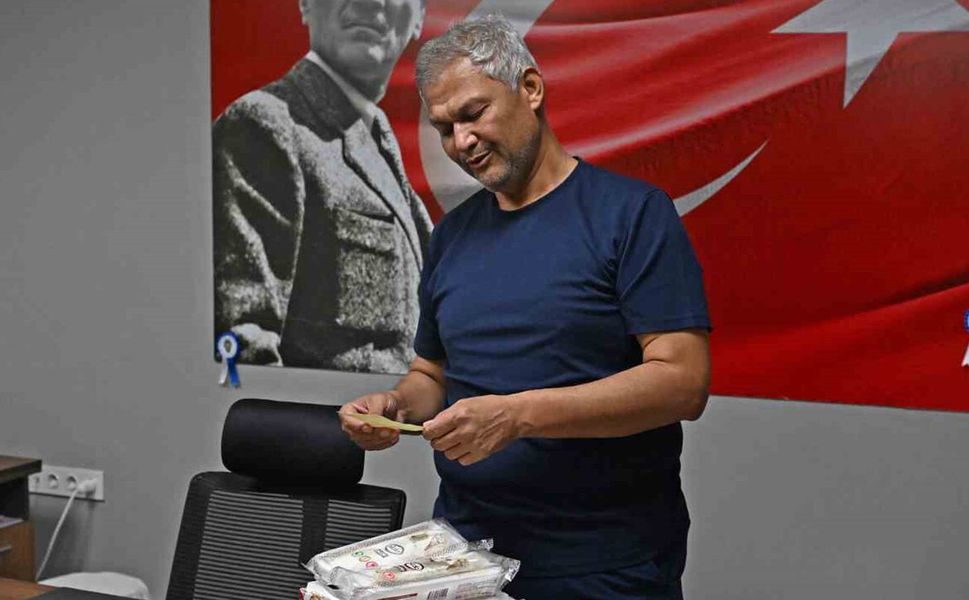 Depremde Annesinin Cenazesini Taşıyan Ekipleri Unutmadı: Yıllar Sonra Gelen Teşekkür