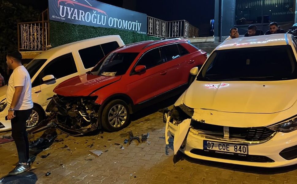 Alanya'da Direksiyon Hakimiyeti Kaybolan Araç Galeriyye Daldı