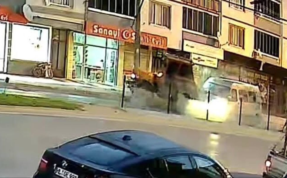 Bursa'da tarım işçilerini taşıyan araç kaza yaptı: 10 yaralı