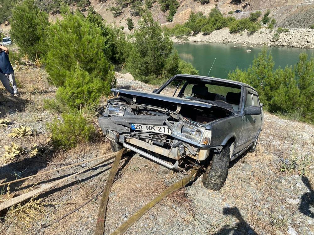 El Freni Cekilmeyen Park Halindeki Otomobil Baraj Golune Dustu2