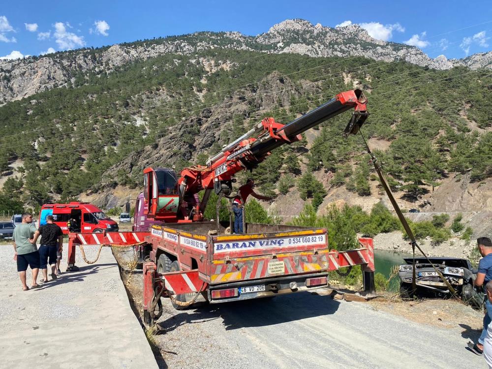 El Freni Cekilmeyen Park Halindeki Otomobil Baraj Golune Dustu4