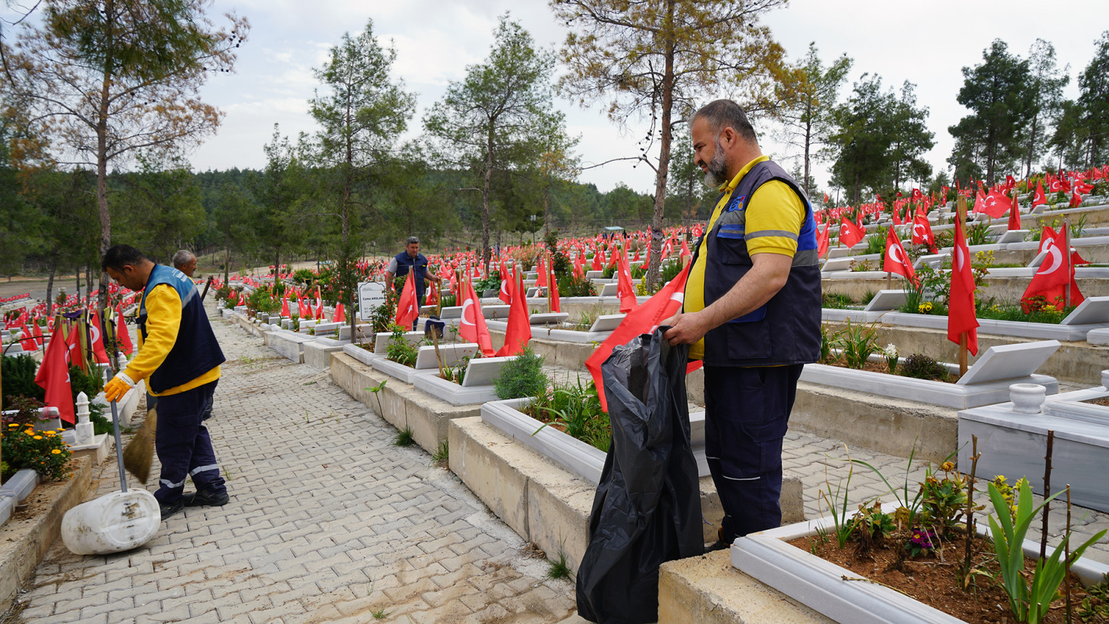 Kahramanmarasta Kapicam Mezarligi Bayrama Hazir1