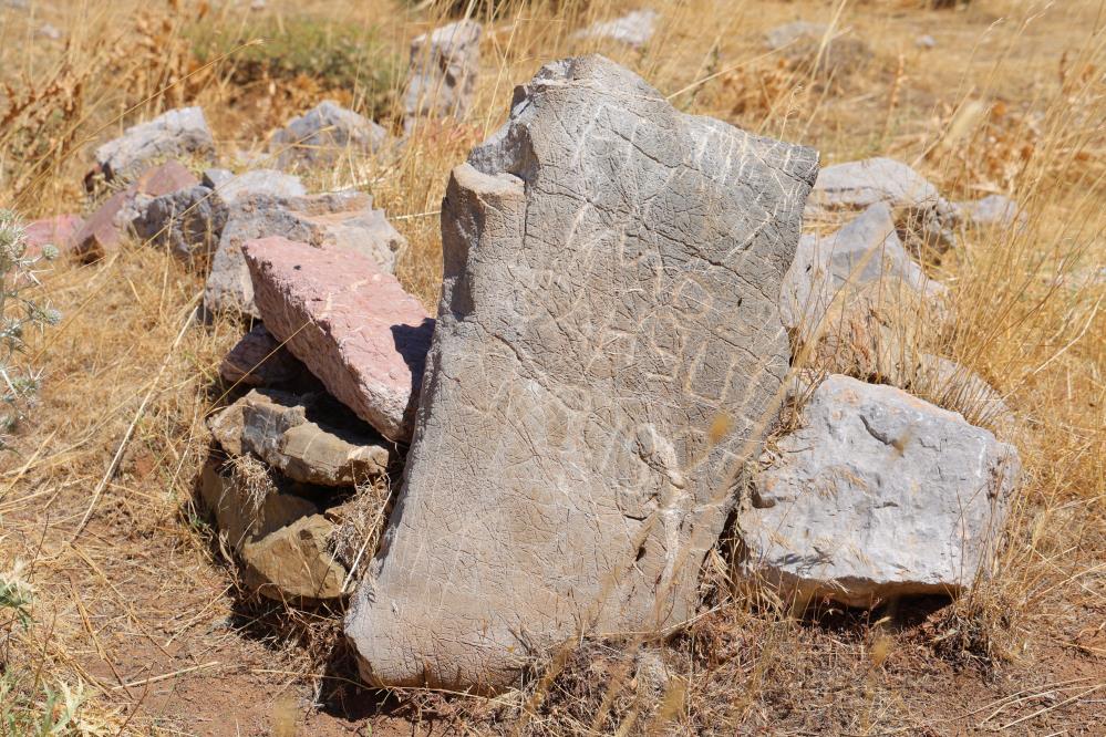 Yaylacilardan Geriye Mezar Taslari Kaldi3