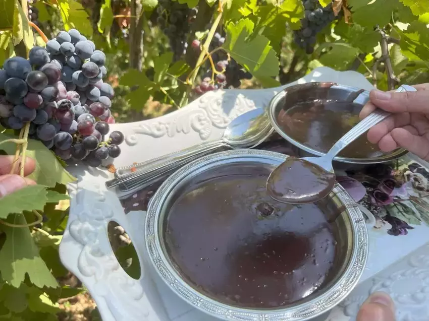 Batmanda Mereto Daginin Eteklerinden Akan Bereket Koyluler Uzumleri Ezip Kaynatiyor2