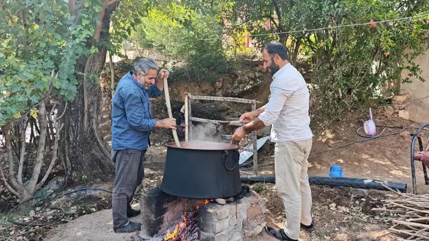Batmanda Mereto Daginin Eteklerinden Akan Bereket Koyluler Uzumleri Ezip Kaynatiyor4
