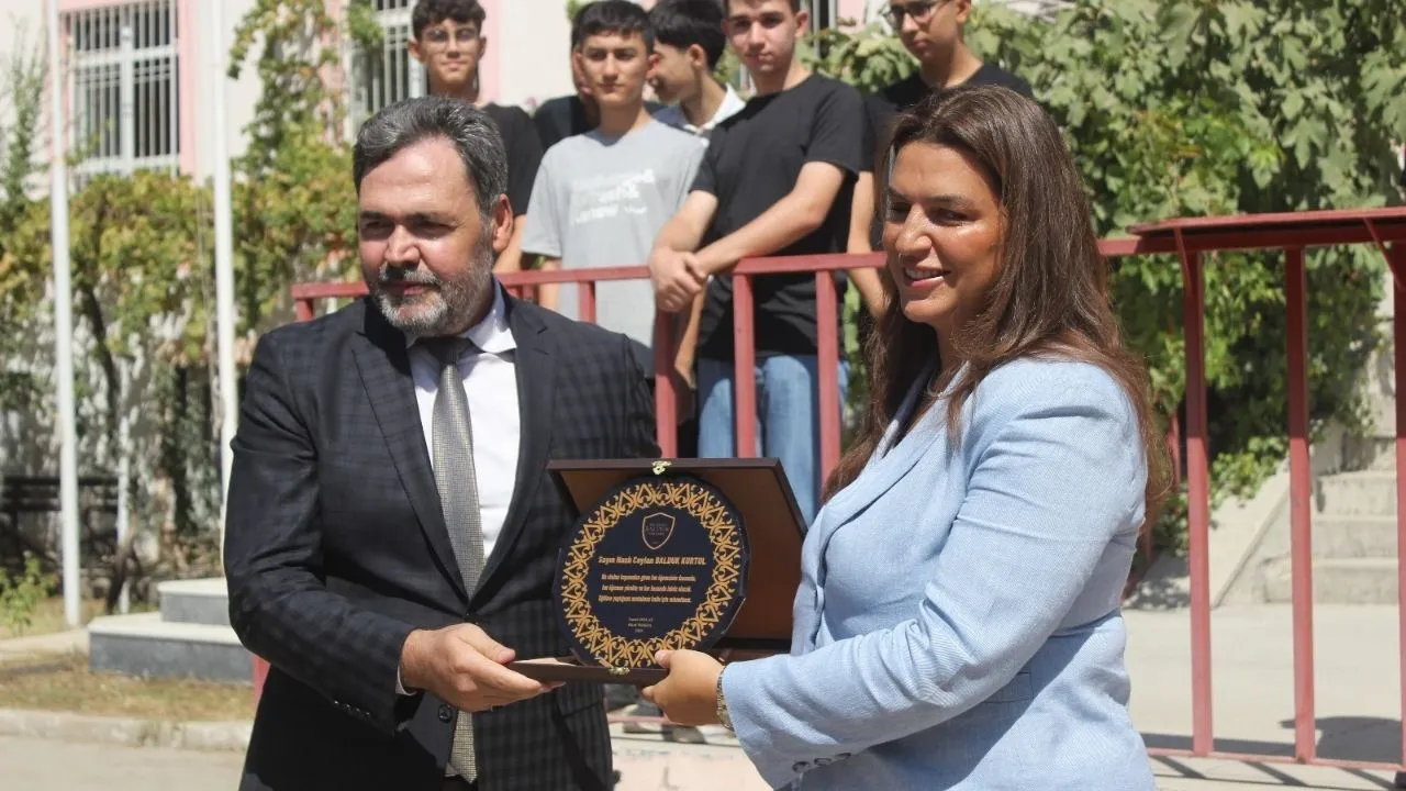 Nazli Ceylan Balduk Kurtuldan Ogrencilere Canta Ve Forma Destegi 1