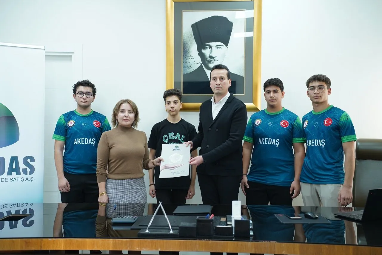 Akedaş'ın Desteklediği Kahramanmaraşlı Çeal Robotik Ekibi, Roma'da Düzenlenen Fibonaccii Dünya Robot Şampiyonası'nda Dünya Üçüncüsü Oldu Ve Türkiye'ye Büyük Gurur Yaşattı.
