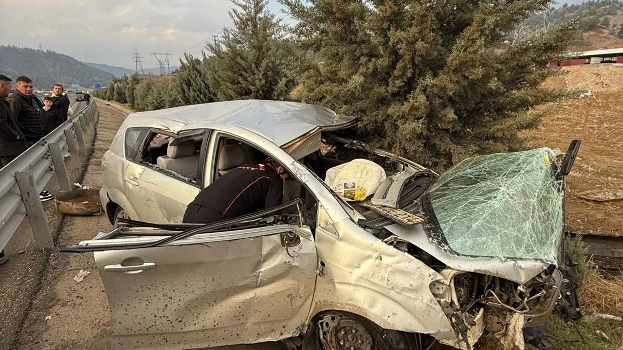 Kahramanmaraş Onikişubat'ta Kontrolden Çıkan Otomobil Bariyerlere Çarptı. Kazada 1'I Ağır 2 Kişi Yaralandı; Itfaiye Sıkışan Yaralıları Kurtardı.-1