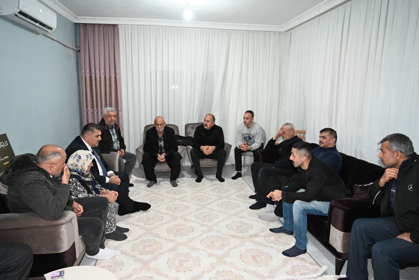 641238352 18102760349498615 6946360590114887514 N