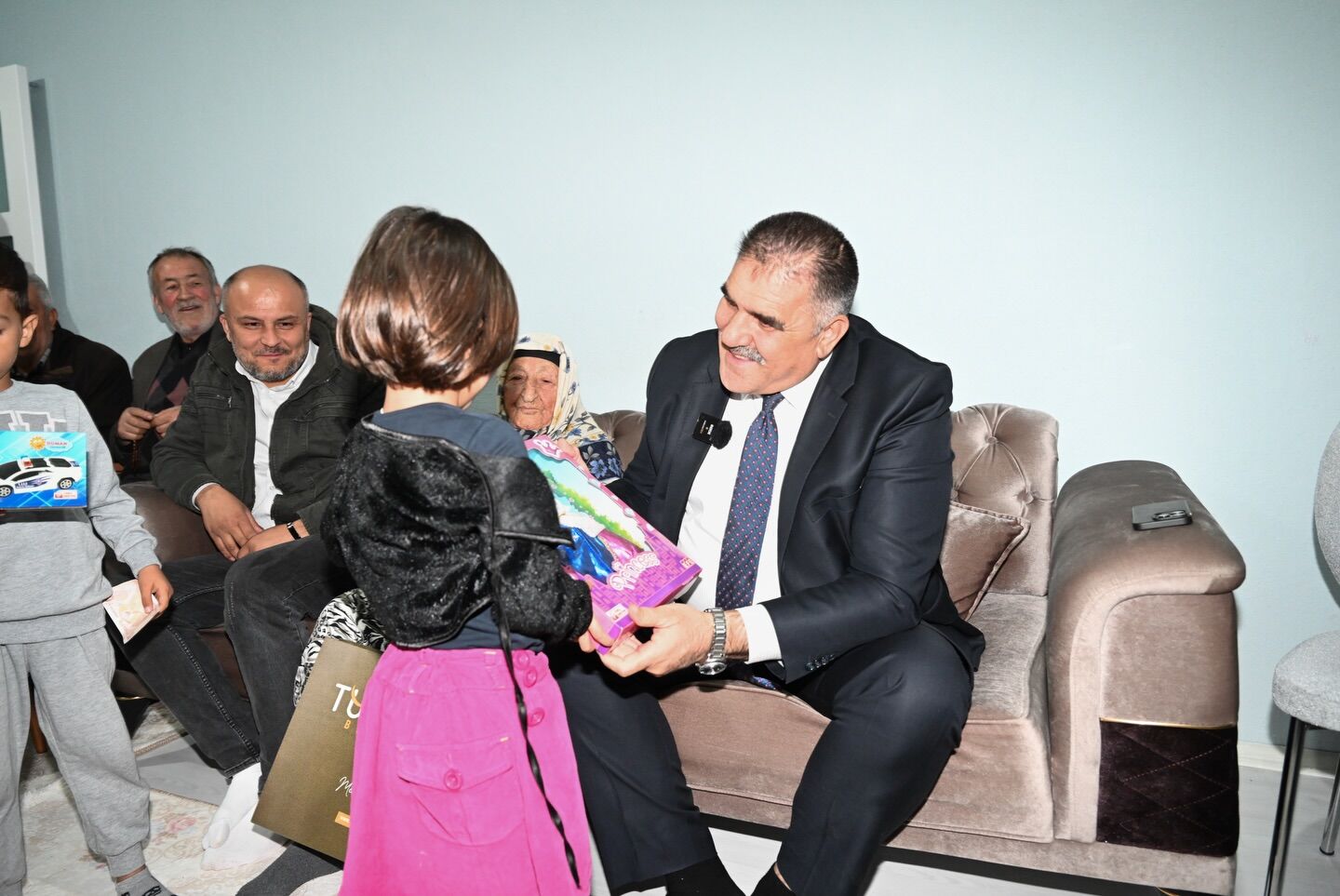 641725023 18102760340498615 8560742039622542527 N