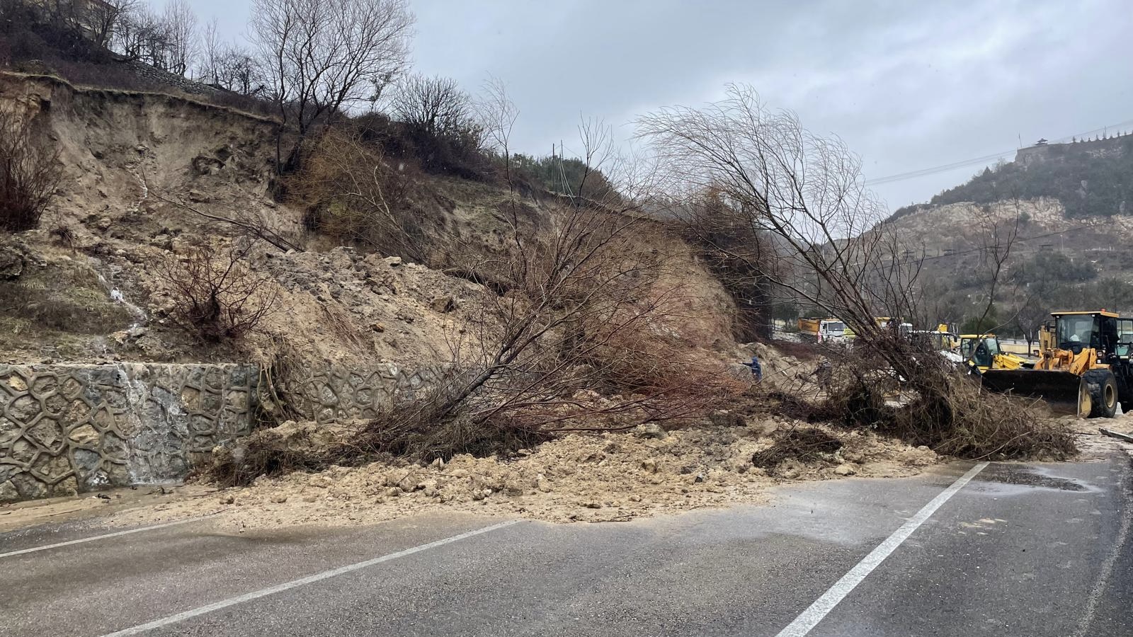 Kahramanmarasta Ekipler Teyakkuzda 3 Ilcede Ulasim Icin Kesintisiz Mesai