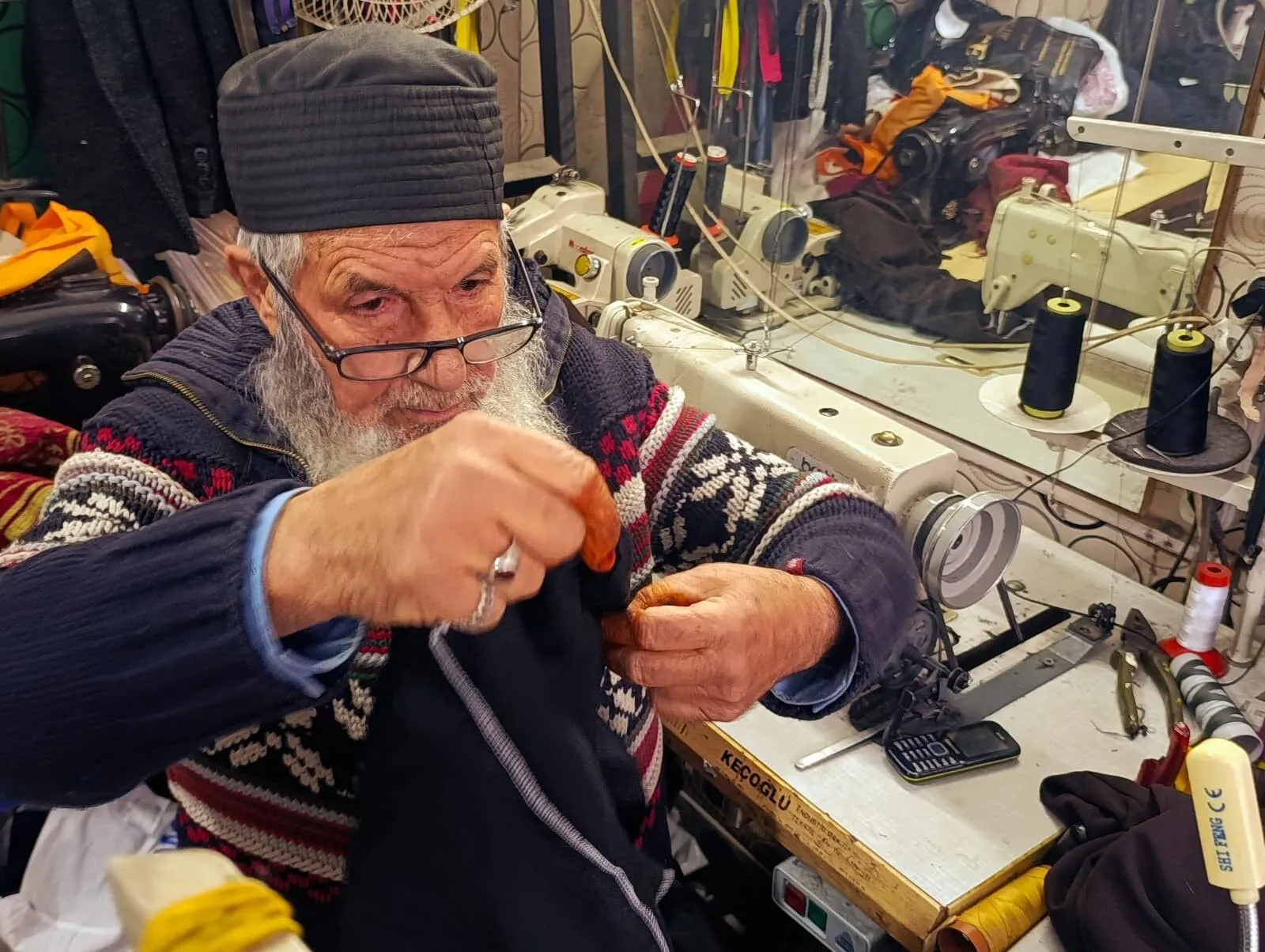 Kahramanmarasta Zeki Murenin Kostumunu Diken 83 Yasindaki Terzi Hala Is Basinda 3