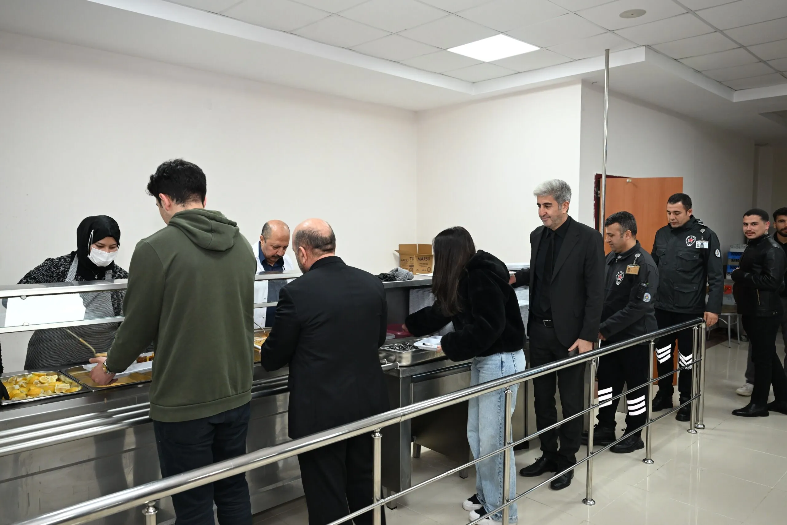 Rektor Ak Ogrencilerle Iftar Sofrasinda Bulustu 2