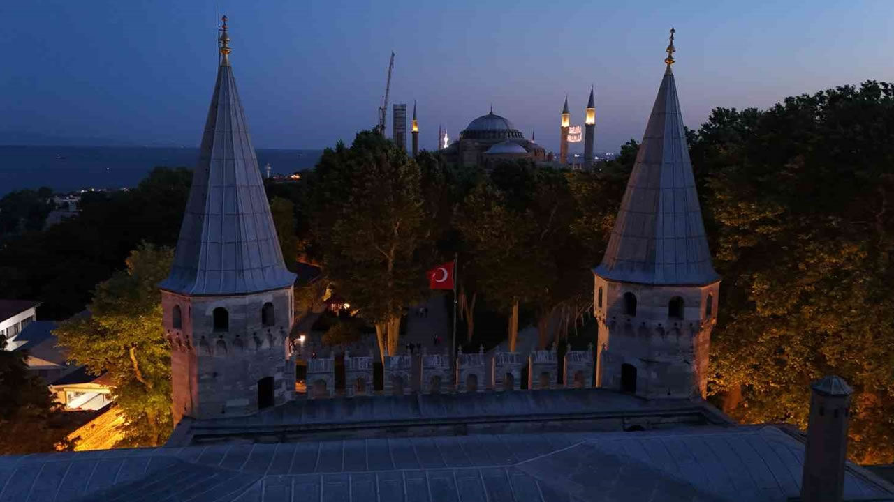 1 Mayis Isci Bayraminda Topkapi Sarayi Kapali Mi