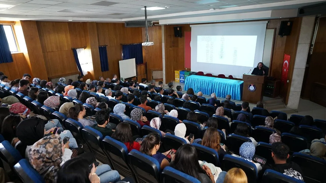 Kahramanmarasta Universiteli Genclere Sifir Atik Ve Iklim Egitimi Verildi 3