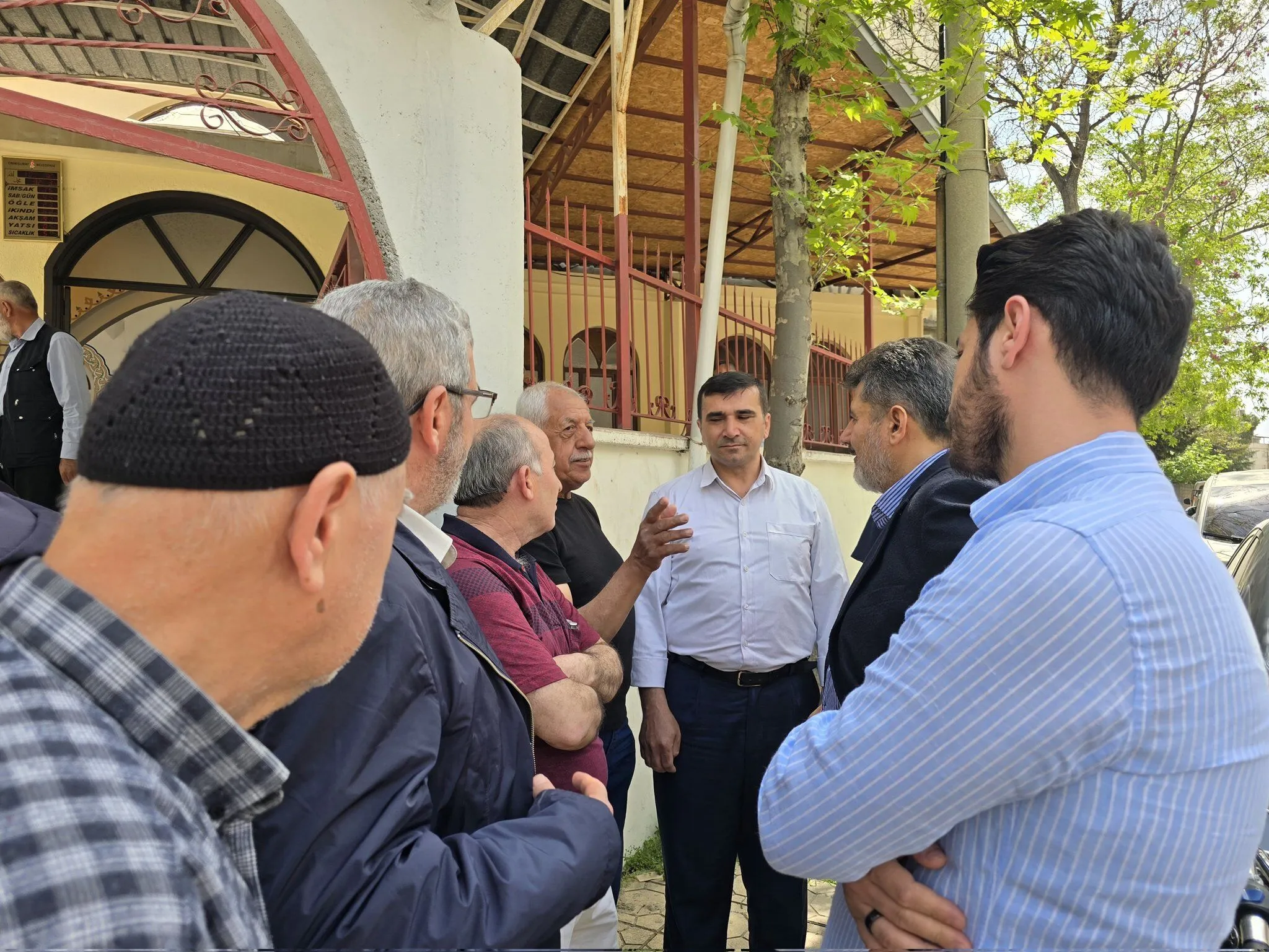 Milletvekili Debgici Cuma Namazi Sonrasi Vatandasla Bulustu 1