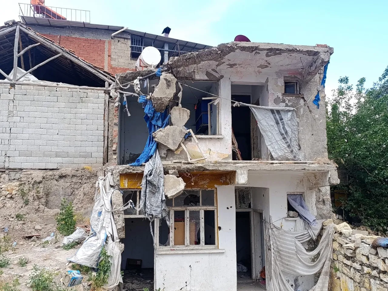Kahramanmarasta Metruk Bina Endisesi Mahalleli Diken Ustunde Bakkala Bile Rahat Gidem 1797206 202606151717 20260615171711 2