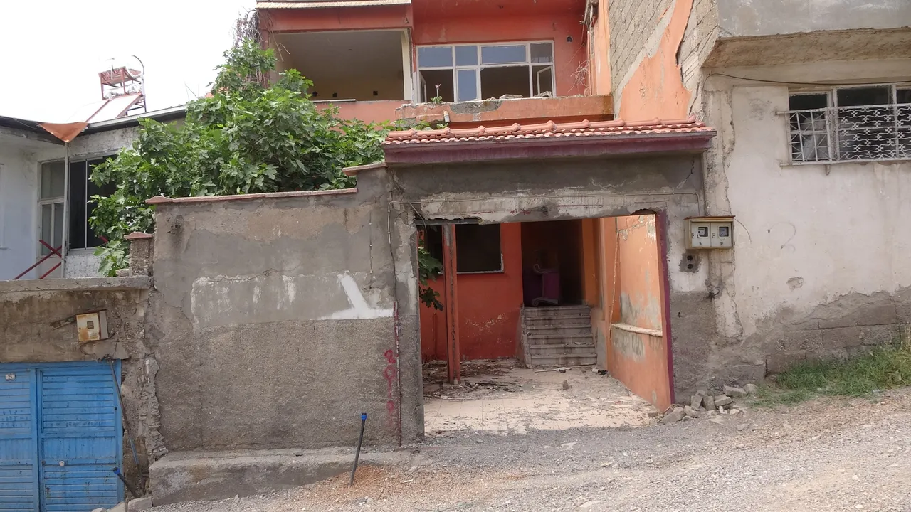 Kahramanmarasta Metruk Bina Endisesi Mahalleli Diken Ustunde Bakkala Bile Rahat Gidem 1797206 202606151717 20260615171712 3