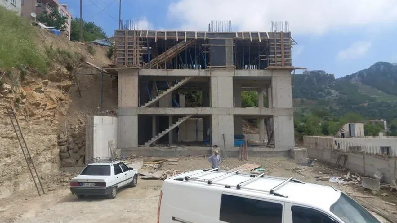 Kahramanmarasta Yuksekten Dusen Insaat Iscisi Yaralandi