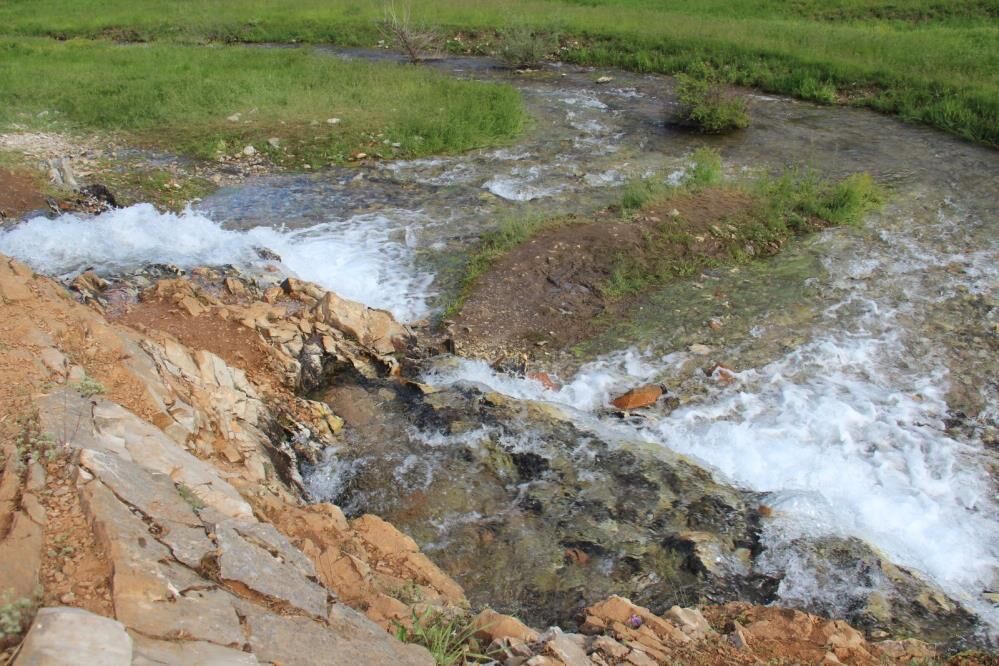 Kayalarin Arasindan Fiskiran Su Gorenleri Hayran Birakiyor