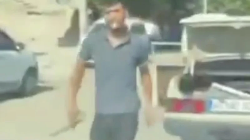 Kahramanmaraş'ta trafikte tartışma anında araçtan inen kişi kamerayı görünce vazgeçti