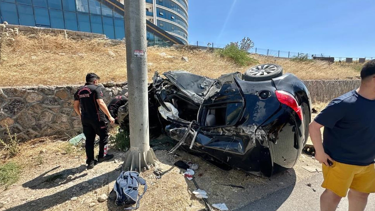 Kahramanmaraş'ta direğe çarpan otomobil hurdaya döndü!