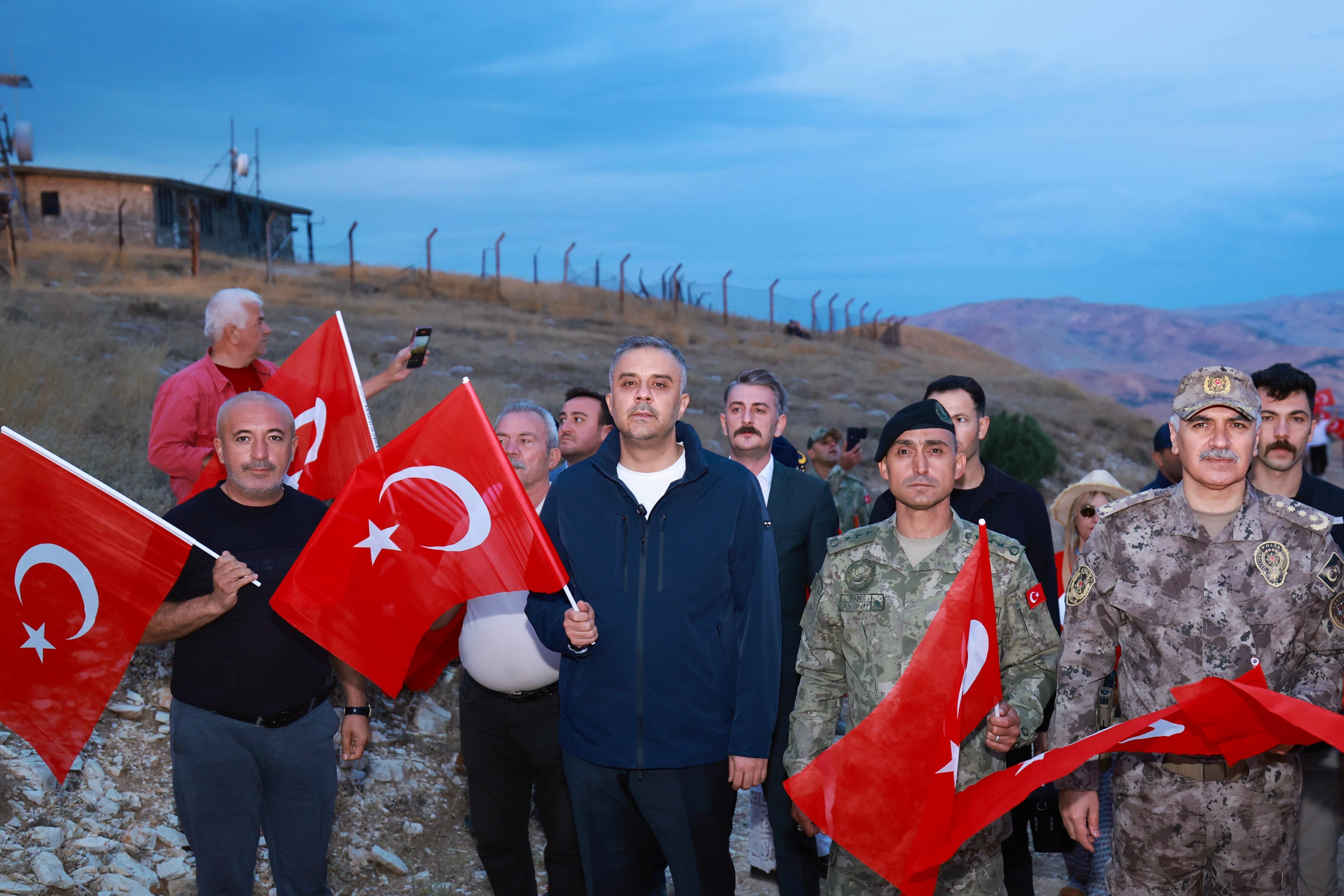 Dünyanın en büyük Türk bayrağında anlamlı 30 Ağustos Bayrağa Saygı Yürüyüşü