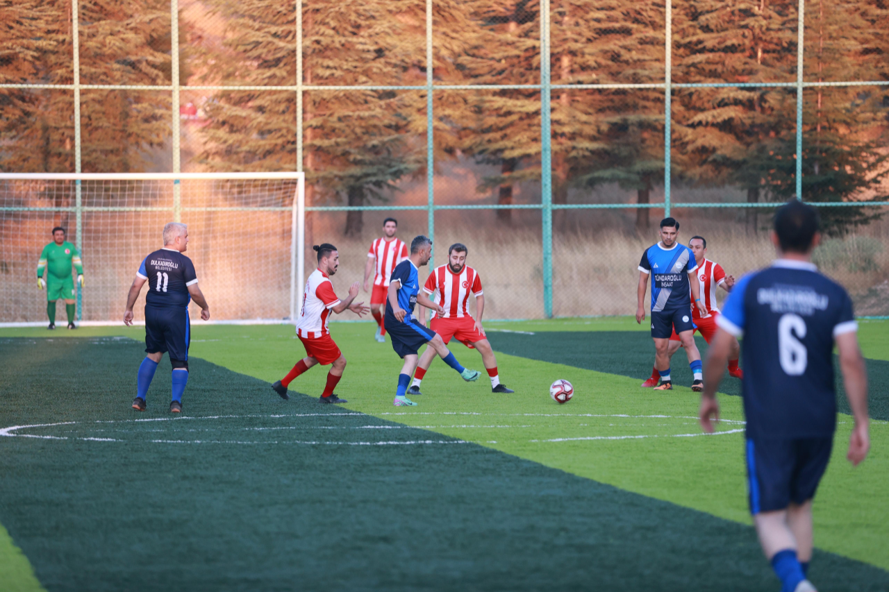 Dulkadiroglunda Kurumlar Arasi Futbol Heyecani 28 Takim Mucadele Ediyor (2)
