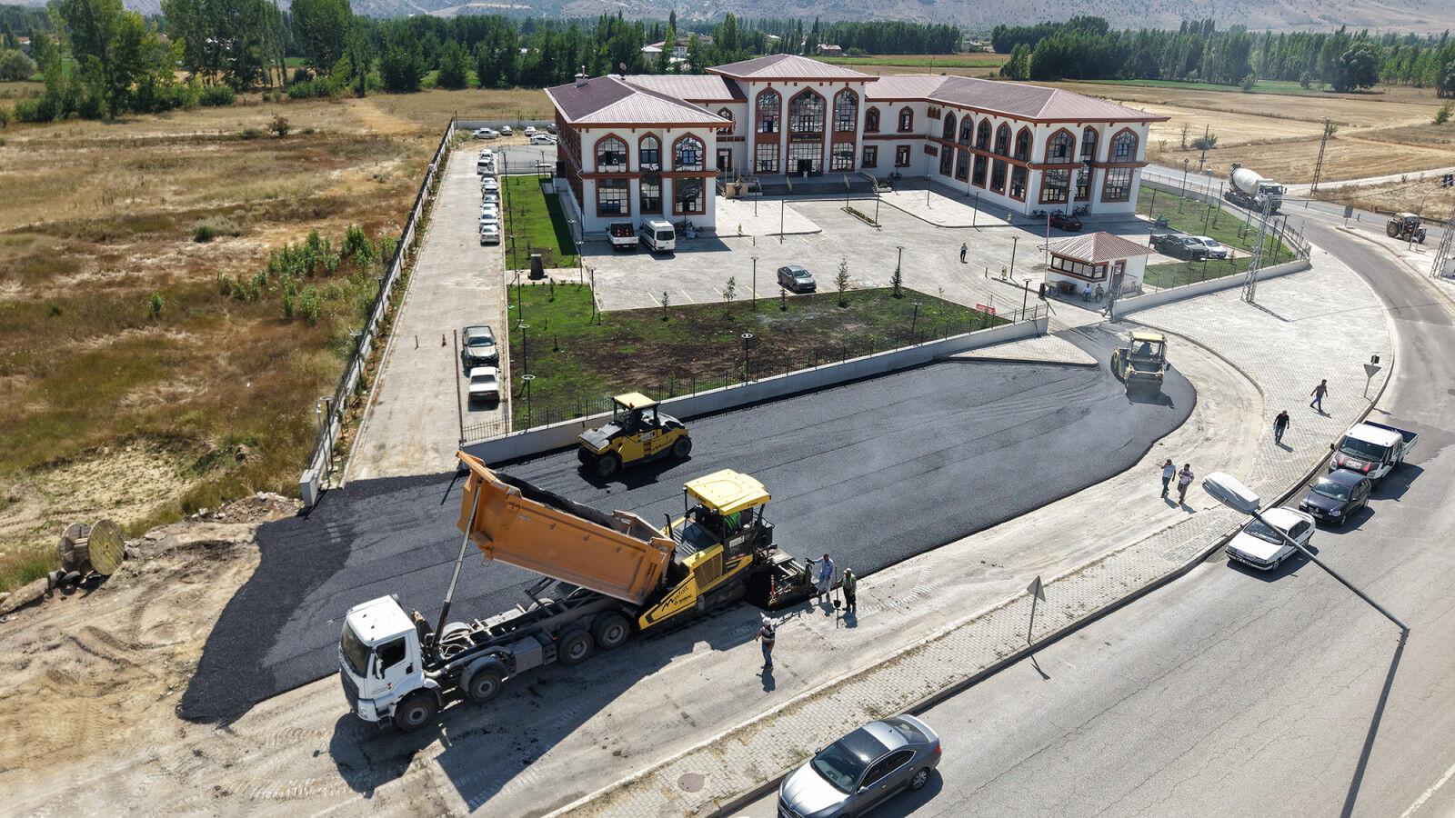 Göksun’da Yeni Kaymakamlık Binasının Yol ve Otoparkı Yenileniyor