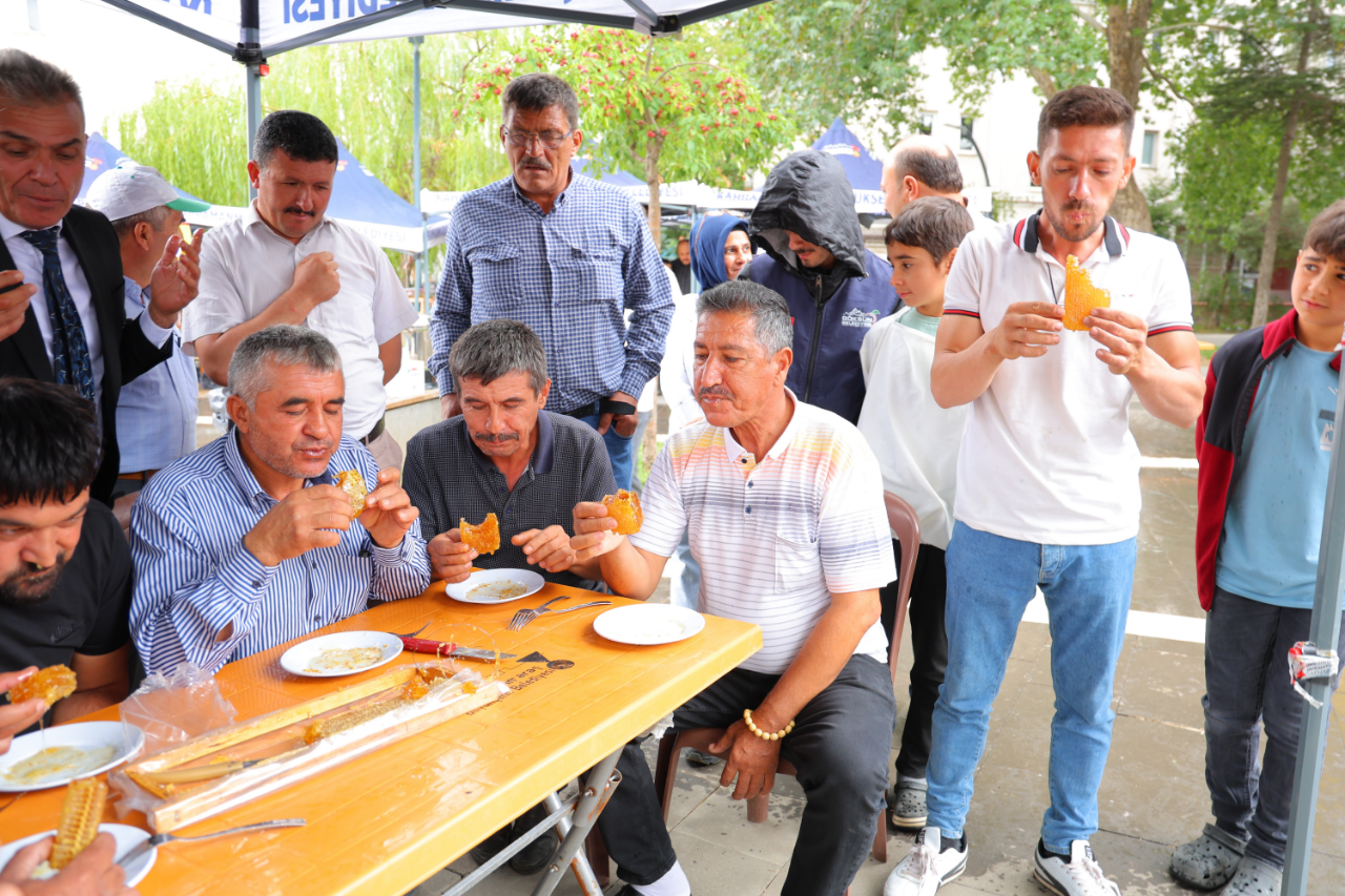 Göksun'da bal festivali renkli görüntülere sahne oldu: Birinci 1 kilogram bal yedi