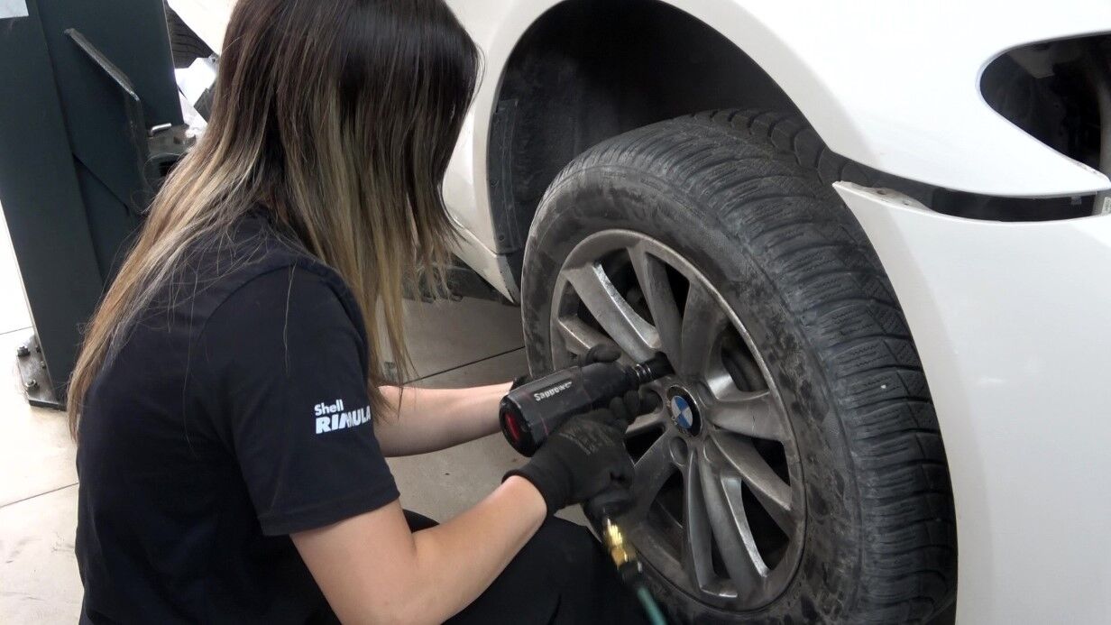 Bursa'da 19 Yaşındaki Azra Oto Tamirhanesinde Ezber Bozuyor