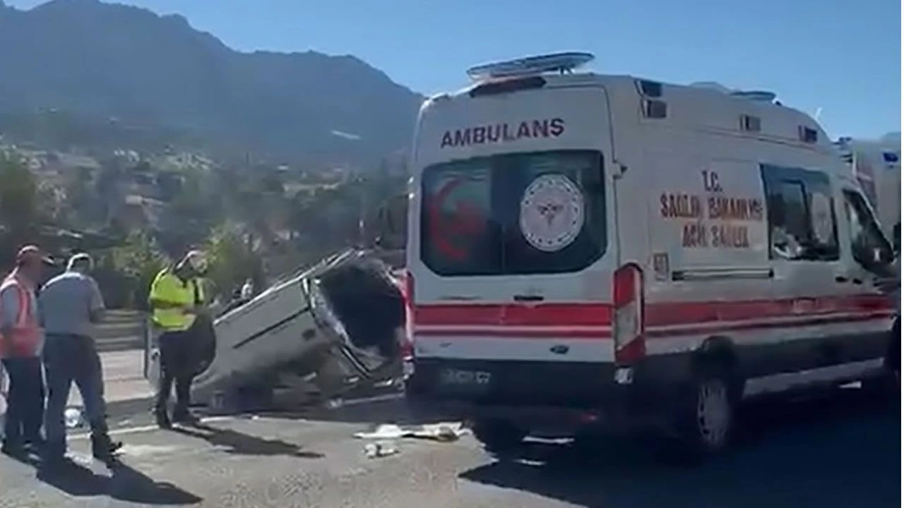 Kahramanmaraş’ta otomobil direğe çarpıp takla attı: 1 ölü, 4 yaralı