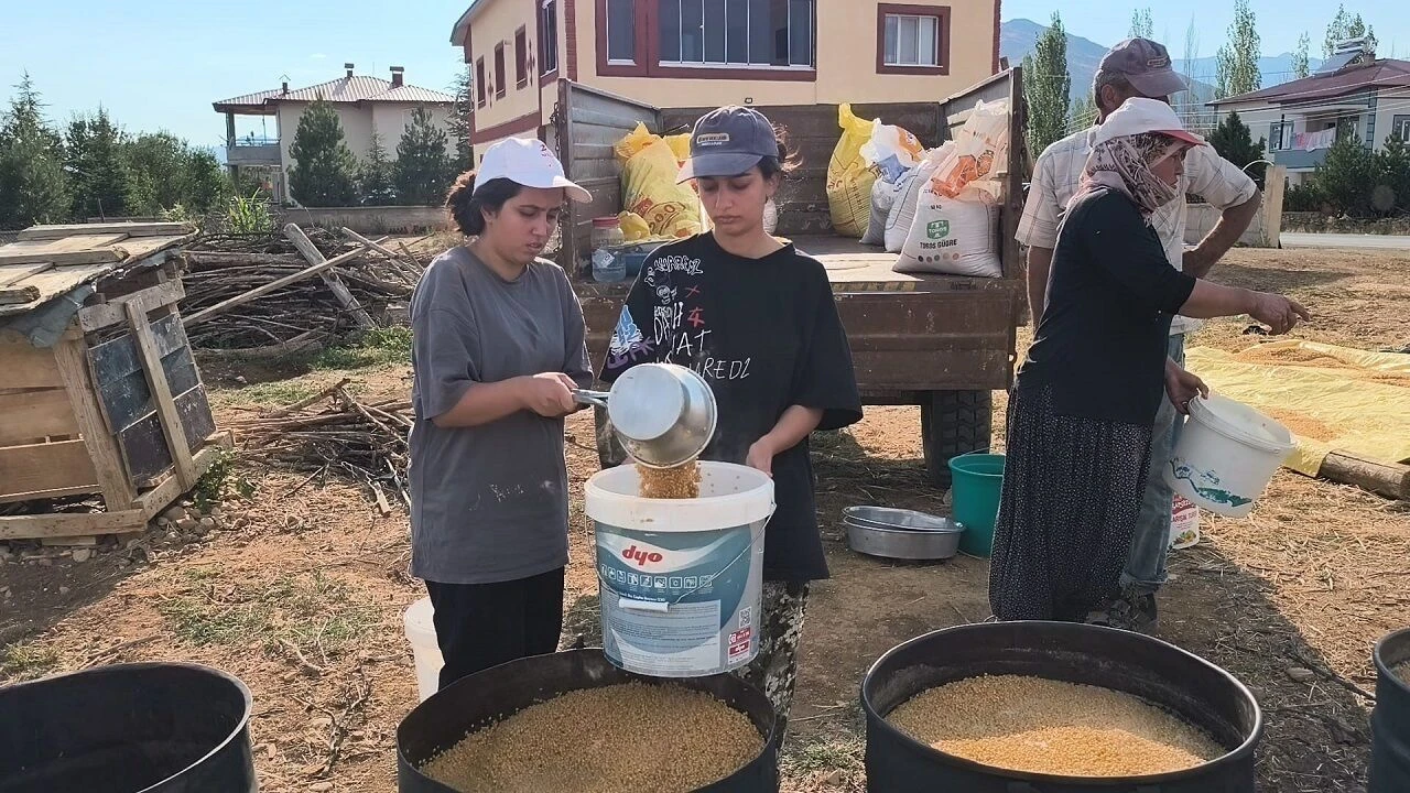 Kahramanmaraş'ta Okuyan Üniversiteliler Aileye Destek Oluyor