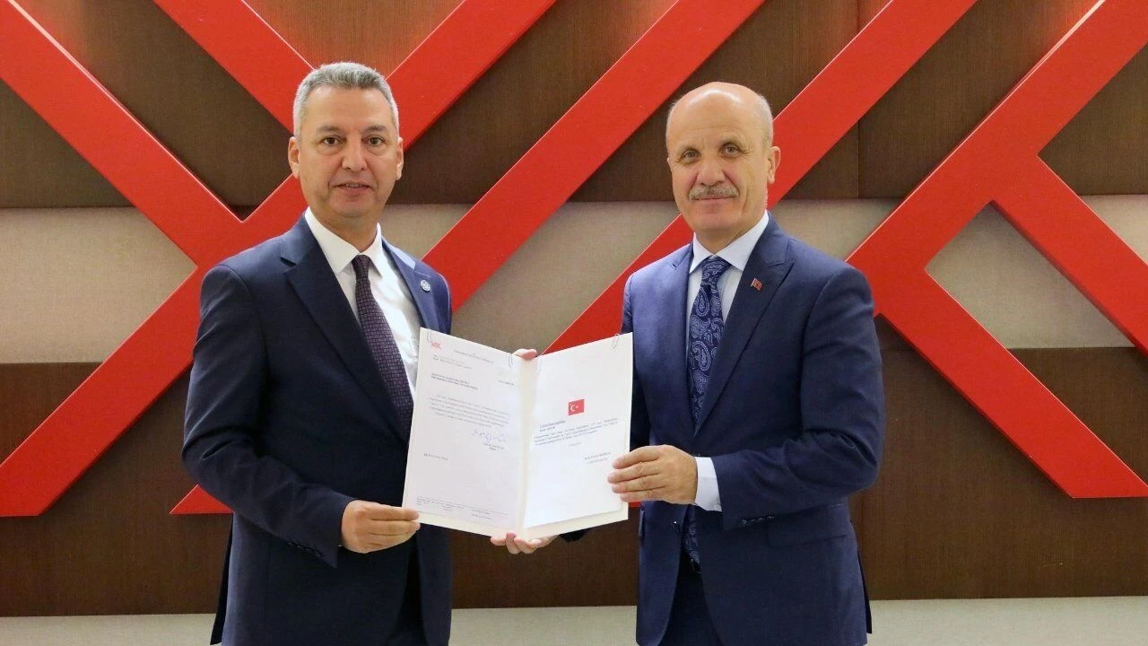 KSÜ Rektörü İbrahim Taner Okumuş atama belgesini YÖK Başkanı Özvar’dan aldı
