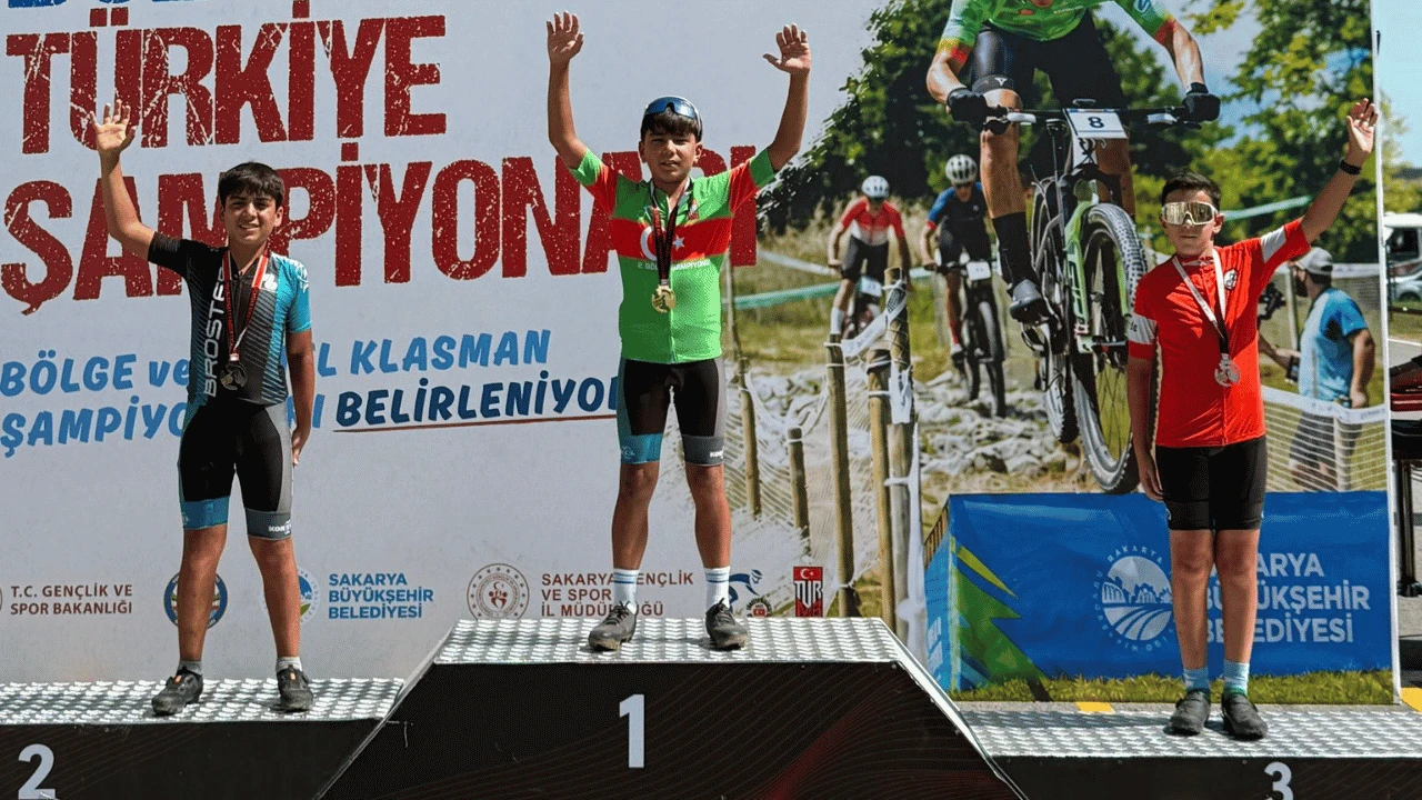 Kahramanmaraşlı Genç Bisikletçiler Sakarya’da Kürsüye Çıktı