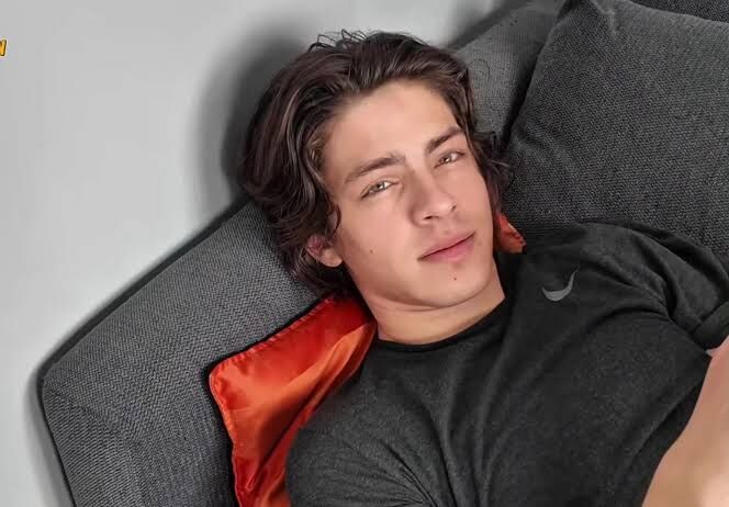 CRUSH grubu üyesi Milan Önder kimdir ve kaç yaşındadır?