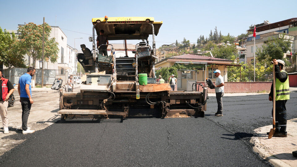 Büyükşehir, Dulkadiroğlu Ballıca’da Asfalt Mesaisini Durmaksızın Sürdürüyor