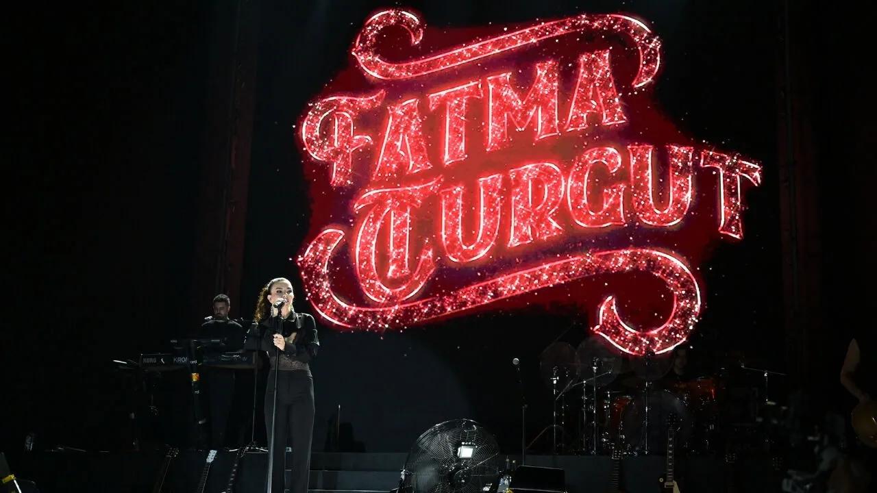 Fatma Turgut Kahramanmarasta Binlerce Muzikseverle Bulustu 3