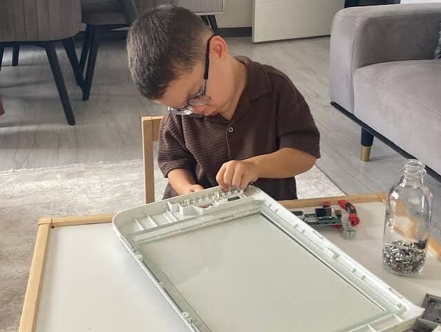 Dört yaşındaki Eymen elektronik aletleri sökerek öğreniyor