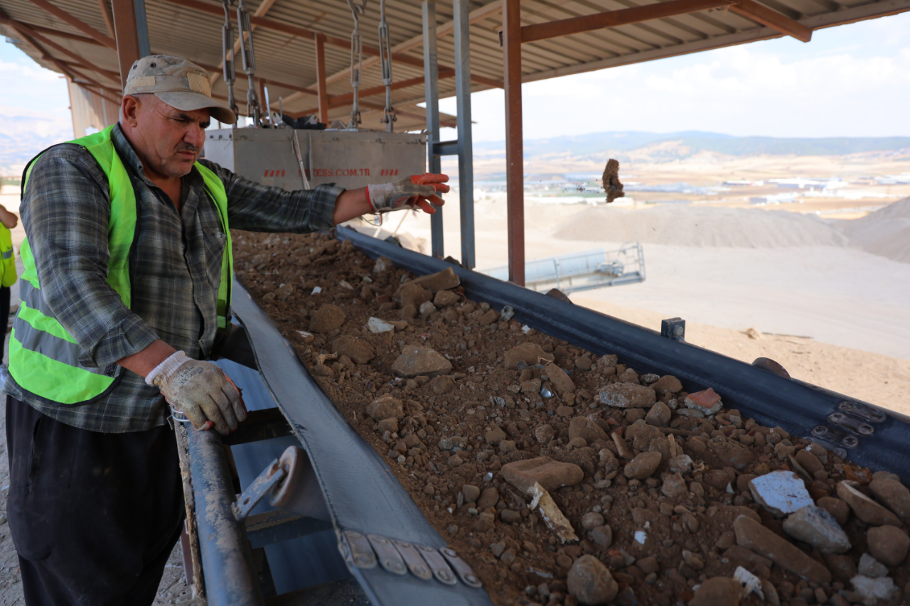 Kahramanmarasta Deprem Enkazlari Boyle Donusuyor 2 Yilda Tamamen Tarih Olacak (4)