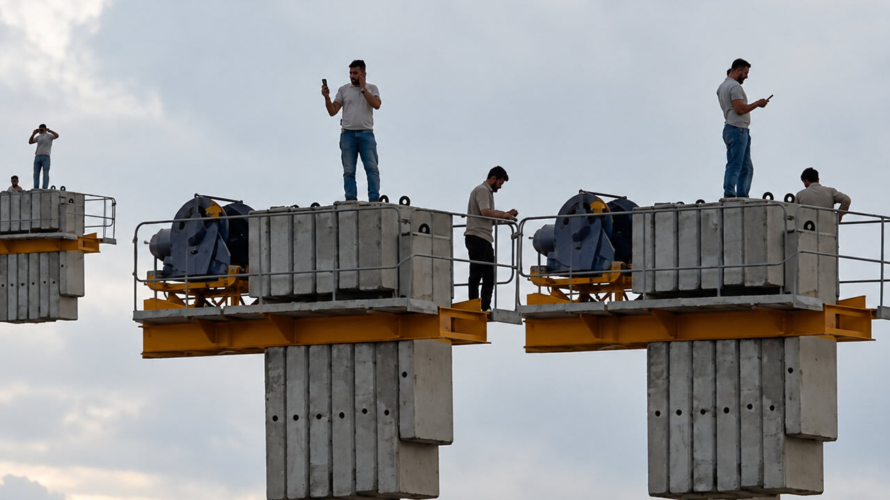Kahramanmaraş’ta kule vinçte hareketlilik: İşçiler maaşları için çıktı