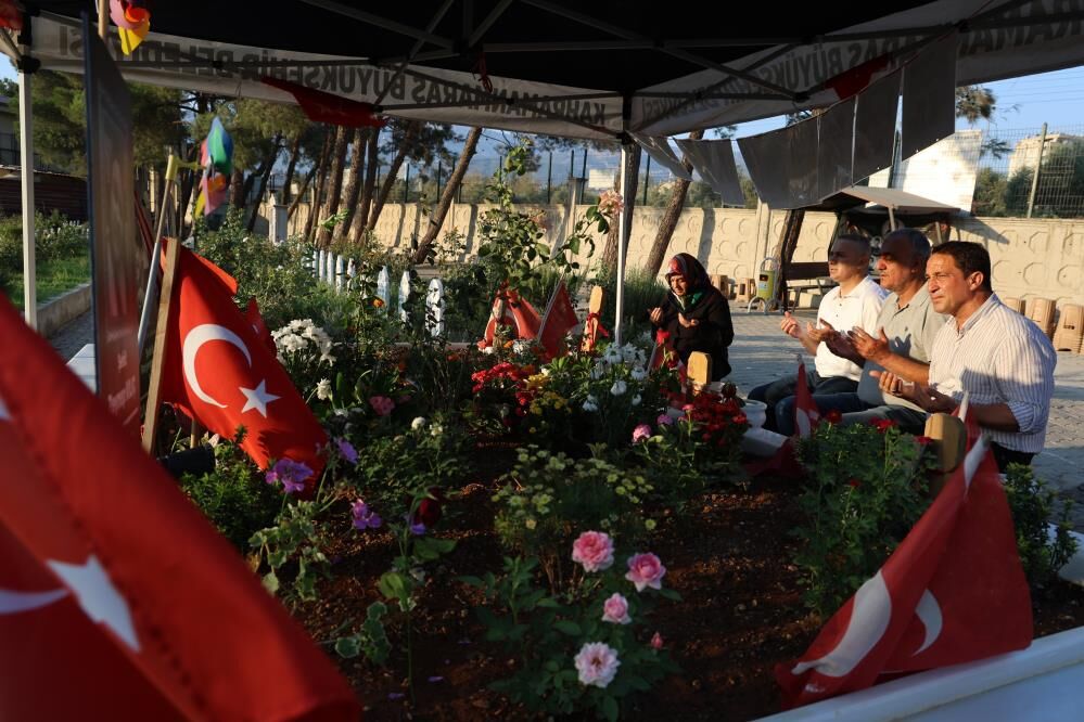 Kahramanmarasta Okullar Acildi Acili Aileler Cocuklarinin Mezarina Gitti (2)